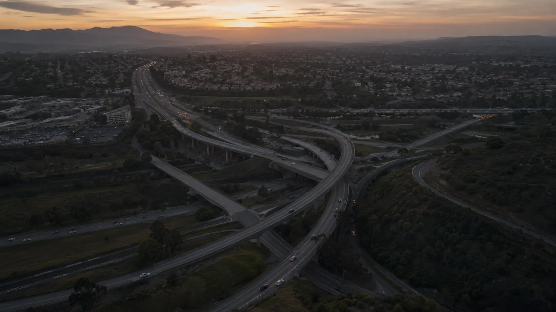 Vista aérea de un intercambio de autopistas de California al atardecer